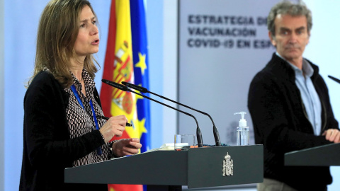 El director del Centro de Coordinación de Alertas y Emergencias Sanitarias (CCAES), Fernando Simón, y la directora de la Agencia Española del Medicamento, María Jesús Lamas, durante la rueda de prensa ofrecida este lunes en el Palacio de la Moncloa t