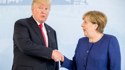 La canciller alemana Angela Merkel estrecha la mano del presidente de EEUU, Donald Trump, al inicio de la cumbre del G-20 en Hamburgo. REUTERS/Michael Kappeler La canciller alemana Angela Merkel estrecha la mano del presidente de EEUU, Donald Trump, al inicio de la cumbre del G-20 en Hamburgo. REUTERS/Michael Kappeler