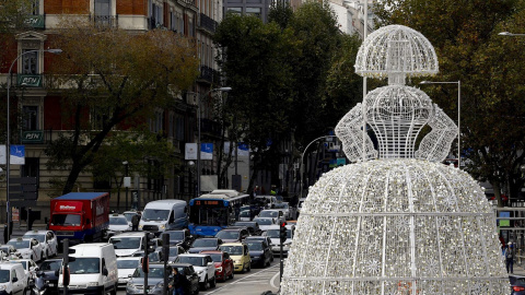 Una menina hecha con luces decora la madrileña plaza de Colón, este jueves, de cara a las fiestas navideñas.