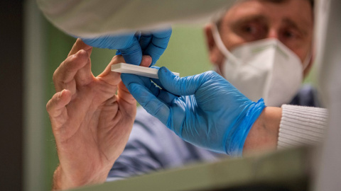 17/11/2020.- Un sanitario extrae una muestra de sangre en la cuarta fase del ENE-COVID, estudio epidemiológico de alcance estatal que se ha iniciado hoy en el Hospital de Son Espases de Palma hoy martes.