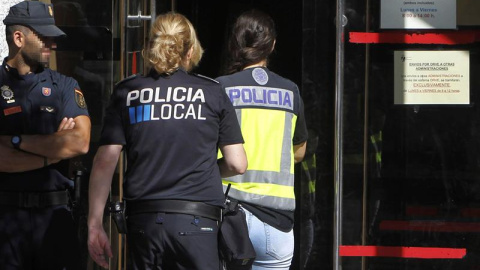 Policías en el Ayuntamiento de Torrelodones en el marco de la Operación Enredadera. EFE/Paolo Aguilar Policías en el Ayuntamiento de Torrelodones en el marco de la Operación Enredadera. EFE/Paolo Aguilar