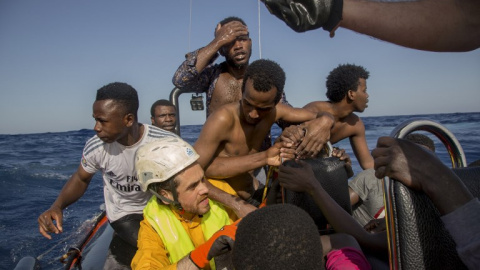 Un grupo de personas es rescatada en frente a las costas de Libia por miembros de la ONG Sea-Watch.- AFP/ Alessio Paduano Un grupo de personas es rescatada en frente a las costas de Libia por miembros de la ONG Sea-Watch.- AFP/ Alessio Paduano