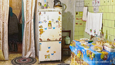 Una cocina en la frontera de la zona de exclusión de Chernóbil, delimitada por el accidente nuclear más grave de la historia. / FERRAN BARBER