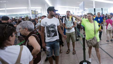 Miembros de la Asamblea Nacional de Cataluña (ANC) repartiendo folletos en el Aeropuerto de Barcelona-El Prat culpando al Estado de las colas que se han formado en las dos últimas semanas en los controles de seguridad del aeropuerto. EFE/Quique García Miembros de la Asamblea Nacional de Cataluña (ANC) repartiendo folletos en el Aeropuerto de Barcelona-El Prat culpando al Estado de las colas que se han formado en las dos últimas semanas en los controles de seguridad del aeropuerto. EFE/Quique García