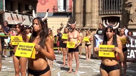Decenas de animalistas protestan en Pamplona contra los encierros y las corridas de toros Decenas de animalistas protestan en Pamplona contra los encierros y las corridas de toros