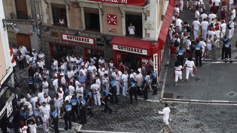 Efectivos de la Policía Municipal desalojan a los más madrugadores que han acudido a la Plaza del Ayuntamiento para proceder a un registro y así evitar que se introduzcan elementos que pudieran resultar dañinos durante el lanzamiento del cohete anunci Efectivos de la Policía Municipal desalojan a los más madrugadores que han acudido a la Plaza del Ayuntamiento para proceder a un registro y así evitar que se introduzcan elementos que pudieran resultar dañinos durante el lanzamiento del cohete anunci