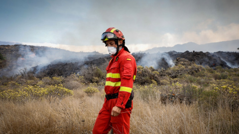 Un bombero en las inmediaciones del núcleo urbano de Todoque, momentos antes de la aproximación de la lava del volcán de La Palma, a 21 de septiembre de 2021. Un bombero en las inmediaciones del núcleo urbano de Todoque, momentos antes de la aproximación de la lava del volcán de La Palma, a 21 de septiembre de 2021.