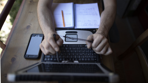 Una persona teletrabajando desde su casa. Una persona teletrabajando desde su casa.
