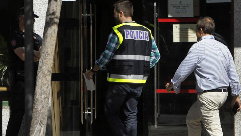 03/07/2018.- Agentes policiales a su llegada hoy al Ayuntamiento madrileño de Torrelodones. Agentes policiales prevén registrar durante la jornada de hoy 22 ayuntamientos de distintos puntos de España y pedir documentación a otros 18, en una operació 03/07/2018.- Agentes policiales a su llegada hoy al Ayuntamiento madrileño de Torrelodones. Agentes policiales prevén registrar durante la jornada de hoy 22 ayuntamientos de distintos puntos de España y pedir documentación a otros 18, en una operació