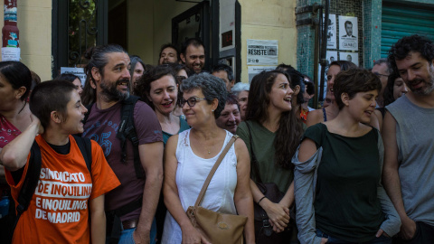 Vecinos y activistas celebran el aplazamiento del desahucio de Josefa Santiago en el portal de la calle Argumosa, 11 de Madrid.- JAIRO VARGAS Vecinos y activistas celebran el aplazamiento del desahucio de Josefa Santiago en el portal de la calle Argumosa, 11 de Madrid.- JAIRO VARGAS