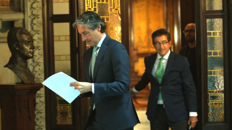 El ministro de Fomento, Íñigo de la Serna, se dirige a la rueda de prensa que ha ofrecido en Barcelona tras la reunión del Comité de Crisis por la huelga en el Aeropuerto de Barcelona-El Prat. EFE/Toni Albir El ministro de Fomento, Íñigo de la Serna, se dirige a la rueda de prensa que ha ofrecido en Barcelona tras la reunión del Comité de Crisis por la huelga en el Aeropuerto de Barcelona-El Prat. EFE/Toni Albir