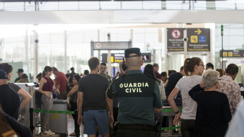 Un agente de la Guardia Civil en un control de seguridad del Aeropuerto de Barcelona-El Prat, donde se han vuelto a registrar colas de hasta una hora. EFE/Quique García Un agente de la Guardia Civil en un control de seguridad del Aeropuerto de Barcelona-El Prat, donde se han vuelto a registrar colas de hasta una hora. EFE/Quique García