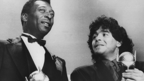 Pele y Maradona reciben sendos 'Oscar del Deporte', en una gala en Milán en marzo de 1987. E.P./dpa Pele y Maradona reciben sendos 'Oscar del Deporte', en una gala en Milán en marzo de 1987. E.P./dpa