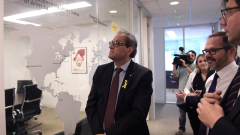 27/06/2018.- El presidente de la Generalitat de Cataluña, Quim Torra (c), visita las instalaciones de ACCIÓ, la oficina comercial del gobierno regional catalán, hoy, miércoles 27 de junio de 2018, en Washington, DC (EE.UU.). Torra calificó hoy de "in 27/06/2018.- El presidente de la Generalitat de Cataluña, Quim Torra (c), visita las instalaciones de ACCIÓ, la oficina comercial del gobierno regional catalán, hoy, miércoles 27 de junio de 2018, en Washington, DC (EE.UU.). Torra calificó hoy de "in