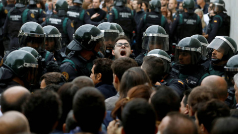 Cargas policiales en Catalunya en el día del referéndum.- REUTERS Cargas policiales en Catalunya en el día del referéndum.- REUTERS