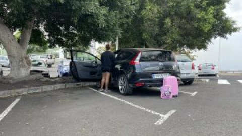 La incertidumbre de perder la casa, desde un parking de La Palma La incertidumbre de perder la casa, desde un parking de La Palma
