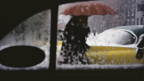Saul Leiter, Red Umbrella, c.1955. ©Saul Leiter Foundation, Cortesía de Gallery FIFTY ONE.- FOTO COLECTANIA Saul Leiter, Red Umbrella, c.1955. ©Saul Leiter Foundation, Cortesía de Gallery FIFTY ONE.- FOTO COLECTANIA