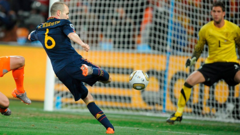 Andrés Iniesta, en el momento en el que bate a Stekelenburg en la final del Mundial. EFE/Archivo Andrés Iniesta, en el momento en el que bate a Stekelenburg en la final del Mundial. EFE/Archivo