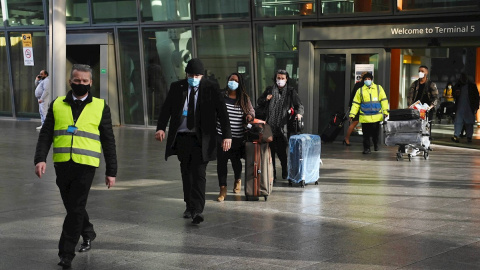 Viajeros internacionales son escoltados a su llegada al aeropuerto londinense de Heathrow hasta el Radison Blu Hotel, donde tienen que hacer cuarentena. Viajeros internacionales son escoltados a su llegada al aeropuerto londinense de Heathrow hasta el Radison Blu Hotel, donde tienen que hacer cuarentena.