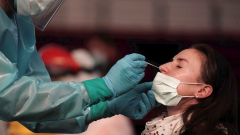 Una mujer se realiza un test rápido de coronavirus. Una mujer se realiza un test rápido de coronavirus.