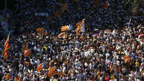 Miles de asistentes a la concentración convocada por diversas entidades con motivo de la celebración de la Diada. EFE/Toni Albir