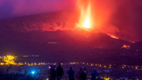 Centenares de personas acuden cada día a este improvisado mirador del municipio de Los Llanos de Aridane para observar el desarrollo de la erupción.