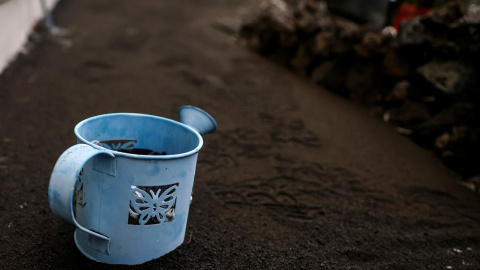 Ceniza en Todoque expulsada por el volcán de La Palma.
