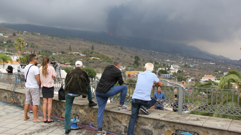 Lugareños y turistas observan la erupción del volcán desde el mirador de Tajuya, donde trabajan también la mayoría de medios de comunicación.