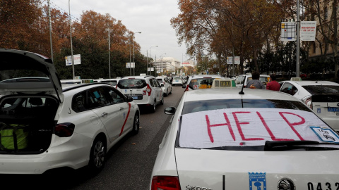 La Federación Profesional del Taxi de Madrid (FPTM), la Asociación Gremial del Taxi de Madrid y la Asociación Élite Taxi Madrid han convocado una "marcha pacífica" que se ha iniciado en la plaza de Colón y que ha llegado hasta el propio Ayuntamiento La Federación Profesional del Taxi de Madrid (FPTM), la Asociación Gremial del Taxi de Madrid y la Asociación Élite Taxi Madrid han convocado una "marcha pacífica" que se ha iniciado en la plaza de Colón y que ha llegado hasta el propio Ayuntamiento