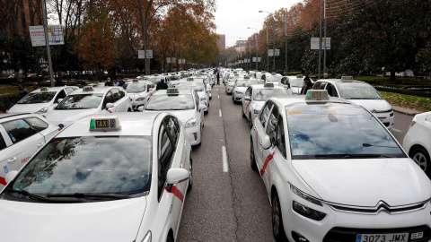 Cientos de taxis han congestionado la mañana de este miércoles la plaza de Colón hasta el Palacio de Cibeles para exigir al alcalde de Madrid, José Luis Martínez-Almeida, que escuche sus demandas. Cientos de taxis han congestionado la mañana de este miércoles la plaza de Colón hasta el Palacio de Cibeles para exigir al alcalde de Madrid, José Luis Martínez-Almeida, que escuche sus demandas.