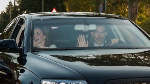 Los Reyes Felipe y Letizia, en coche. Europa Press Los Reyes Felipe y Letizia, en coche. Europa Press
