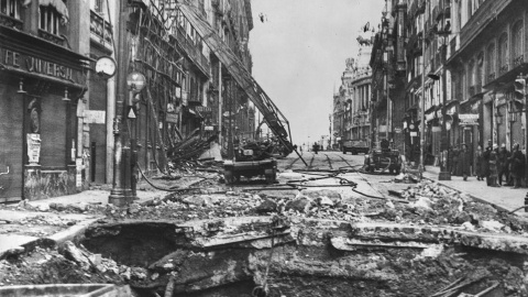 Bomberos republicanos durante una intervención en la calle de Alcalá. Bomberos republicanos durante una intervención en la calle de Alcalá.