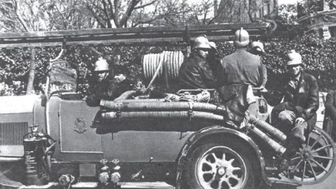 Bomberos republicanos en un coche Delahaye en 1937. Bomberos republicanos en un coche Delahaye en 1937.