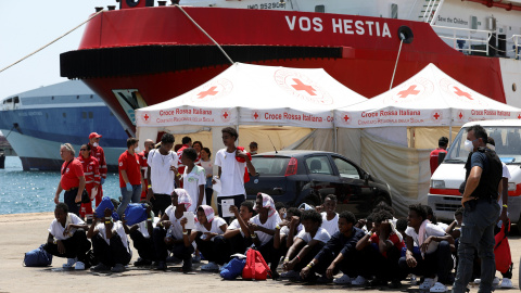 Migrantes rescatados por el barco 'Vos Hestia' de la ONG Save the Children, en el puerto siciliano de Augusta. REUTERS/Antonio Parrinello Migrantes rescatados por el barco 'Vos Hestia' de la ONG Save the Children, en el puerto siciliano de Augusta. REUTERS/Antonio Parrinello