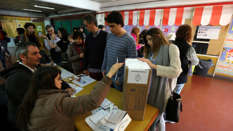 Personas votando este pasado domingo en Buenos Aires. REUTERS/ Marcos Brindicci Personas votando este pasado domingo en Buenos Aires. REUTERS/ Marcos Brindicci