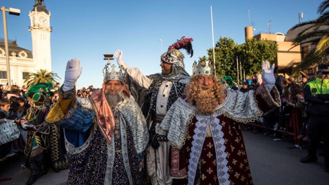Los Reyes Magos saludan a los cientos de niños que le esperaban esta tarde en el Puerto de Valencia. EFE/Manuel Bruque Los Reyes Magos saludan a los cientos de niños que le esperaban esta tarde en el Puerto de Valencia. EFE/Manuel Bruque