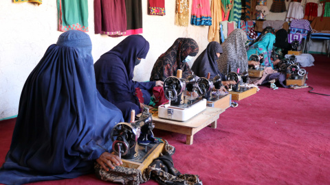 24/05/2022 Mujeres afganas trabajan en una sastrería en Kandahar, Afganistán. Razia, una mujer afgana, dirige un centro de sastrería en el que trabajan unas 50 mujeres que ganan unos 33 euros cosiendo ropa para ayudar a mantener a sus familias