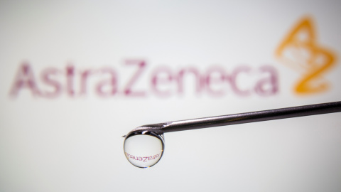 El nombre de la farmacéutica Astrazeneca se refleja en una gota de una jeringuilla El nombre de la farmacéutica Astrazeneca se refleja en una gota de una jeringuilla