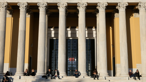 Imagen de varias personas sentadas en las escaleras del edificio Zappeion en Atenas, Grecia Imagen de varias personas sentadas en las escaleras del edificio Zappeion en Atenas, Grecia