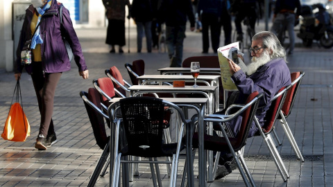 23/11/2020 - Un hombre lee un periódico en la terraza de un bar de Barcelona. 23/11/2020 - Un hombre lee un periódico en la terraza de un bar de Barcelona.