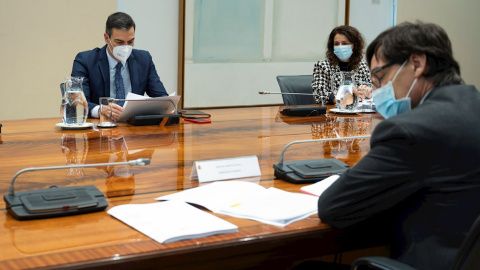 26/11/2020.-.-El presidente del gobierno Pedro Sánchez, y el ministro de Sanidad Salvador Illa, durante la reunión este jueves del Comité de seguimiento del coronavirus. 26/11/2020.-.-El presidente del gobierno Pedro Sánchez, y el ministro de Sanidad Salvador Illa, durante la reunión este jueves del Comité de seguimiento del coronavirus.