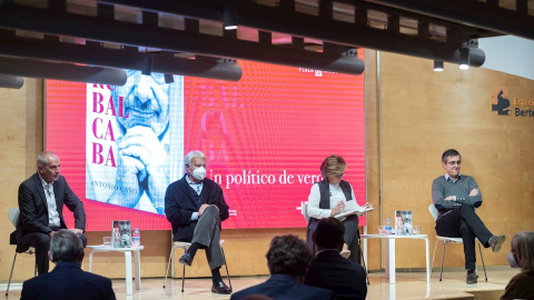 El expresidente del Gobierno Felipe González (2i); la eurodiputada Elena Valenciano y el exdiputado socialista Eduardo Madina (2d) asisten a la presentación del libro 'Rubalcaba. Un político de verdad', de Antonio Caño (i). EFE/Fernando Villar El expresidente del Gobierno Felipe González (2i); la eurodiputada Elena Valenciano y el exdiputado socialista Eduardo Madina (2d) asisten a la presentación del libro 'Rubalcaba. Un político de verdad', de Antonio Caño (i). EFE/Fernando Villar