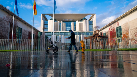 Imagen de archivo de una persona paseando con un niño en Berlín. Imagen de archivo de una persona paseando con un niño en Berlín.