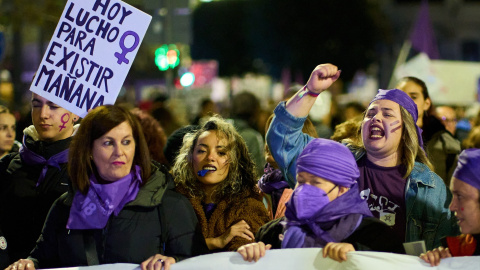 Varias mujeres sujetan una pancarta durante una manifestación contra las violencias machistas, a 25 de noviembre de 2022, en Santander Varias mujeres sujetan una pancarta durante una manifestación contra las violencias machistas, a 25 de noviembre de 2022, en Santander