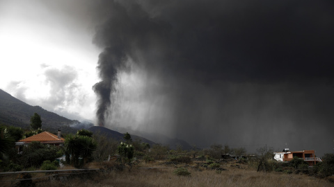 La nube de ceniza y dióxido de azufre que expulsa el volcán de La Palma, desde el núcleo urbano de Tacande, en el municipio de El Paso. La nube de ceniza y dióxido de azufre que expulsa el volcán de La Palma, desde el núcleo urbano de Tacande, en el municipio de El Paso.