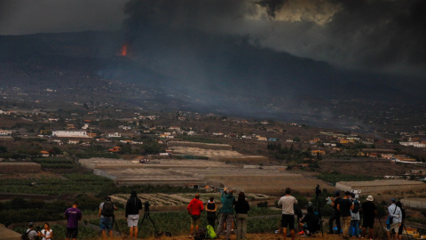 Varias personas observan la boca eruptiva desde donde sale lava y piroclastos en la zona de Cabeza de Vaca, a 21 de septiembre de 2021, en La Palma. Varias personas observan la boca eruptiva desde donde sale lava y piroclastos en la zona de Cabeza de Vaca, a 21 de septiembre de 2021, en La Palma.