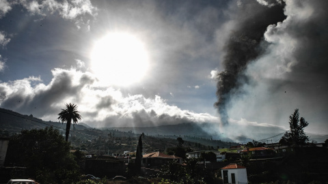 Vista general del volcán desde el núcleo urbano de Todoque, a 21 de septiembre de 2021, en Los Llanos de Ariadne. Vista general del volcán desde el núcleo urbano de Todoque, a 21 de septiembre de 2021, en Los Llanos de Ariadne.