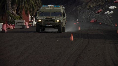 Efectivos de la Unidad Militar de Emergencias (UME) realizan labores de ayuda tras la erupción del volcán de la Cumbre Vieja, en la isla canaria de La Palma, este martes 21 de septiembre de 2021. Efectivos de la Unidad Militar de Emergencias (UME) realizan labores de ayuda tras la erupción del volcán de la Cumbre Vieja, en la isla canaria de La Palma, este martes 21 de septiembre de 2021.