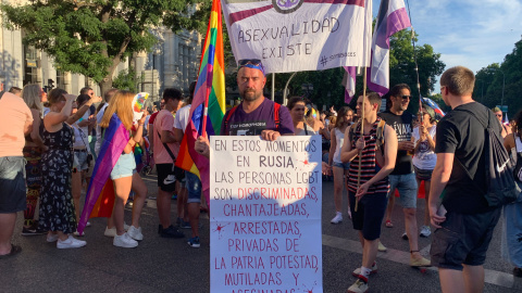 Un manifestante recuerda en un cartel la persecución que sufre la comunidad LGTBI en Rusia. /ESTEFANÍA ROSELLÓ Un manifestante recuerda en un cartel la persecución que sufre la comunidad LGTBI en Rusia. /ESTEFANÍA ROSELLÓ