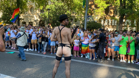 Un participante en el Orgullo ante las personas que presencian la manifestación en el Paseo del Prado. /ESTEFANÍA ROSELLÓ Un participante en el Orgullo ante las personas que presencian la manifestación en el Paseo del Prado. /ESTEFANÍA ROSELLÓ